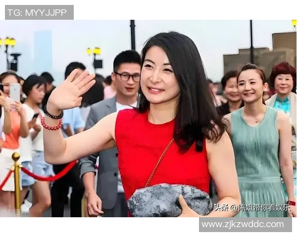 三大足球球星共聚一堂领奖瞬间 揭秘背后的荣耀与梦想 三大足球球星共聚一堂领奖瞬间 揭秘背后的荣耀与梦想